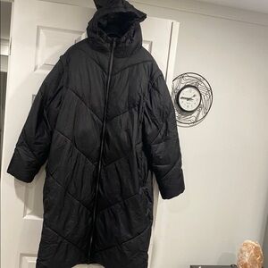 Elegant Black Hooded Puffer Coat